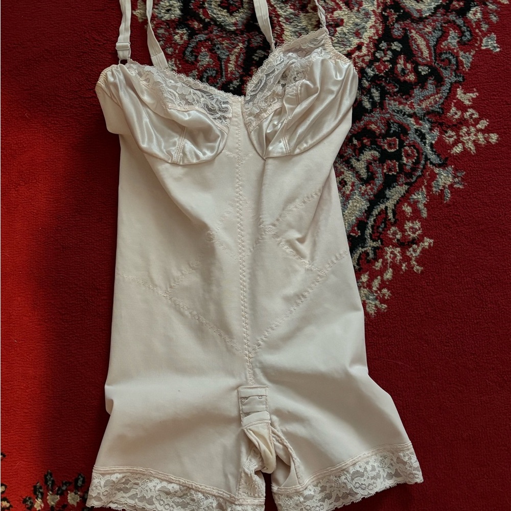 Elegant Cream Lace Bodysuit - Vintage shaper by Adonna - 40C